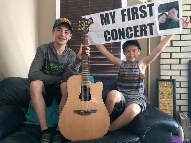 'They've got friends in high places:' Garth Brooks gives his guitar to kids | iNFOnews.ca 'They've got friends in high places:' Garth Brooks gives his guitar to kids | iNFOnews.ca