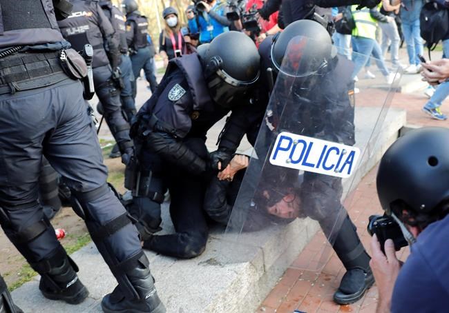 Madrid riot police keep protesters away from far-right rally | iNFOnews.ca