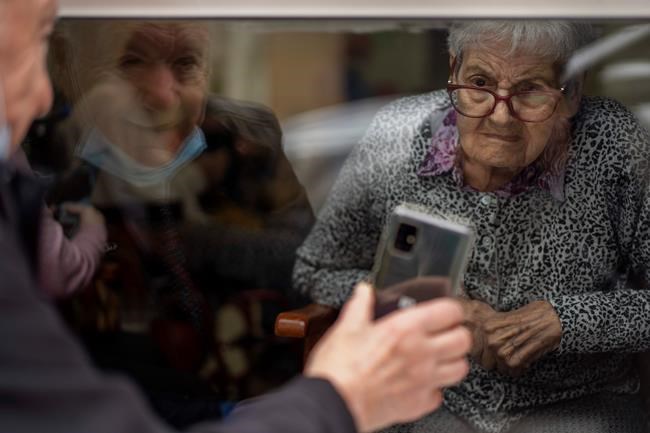Spain: Parted couple overcome pain of pandemic through glass | iNFOnews.ca CP2033729584