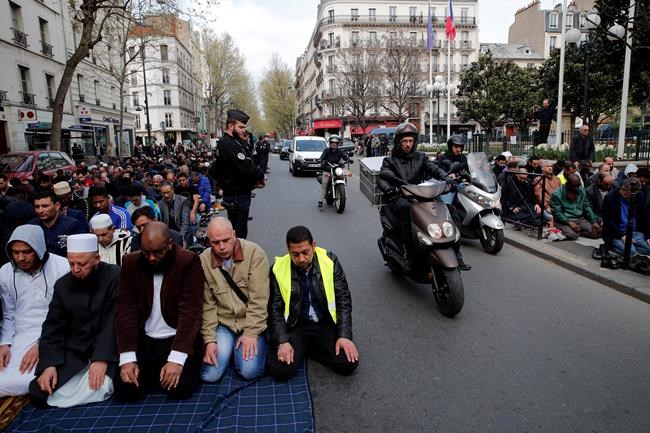 Muslims protest with street prayer in Paris suburb | iNFOnews.ca