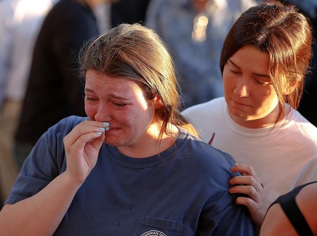 Hundreds hold vigil for victims of Florida school shooting | iNFOnews.ca