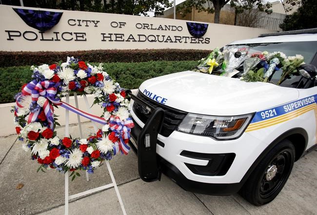 Search for suspect in officer slaying expands to small city | iNFOnews.ca Search for suspect in officer slaying expands to small city | iNFOnews.ca