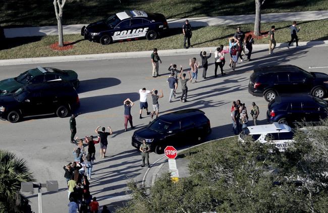 Report: Deputies told to form perimeter at school shooting | iNFOnews.ca