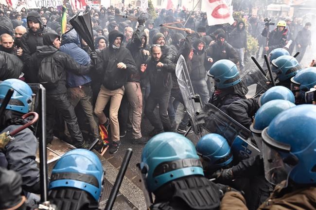 Florence police use tear gas to quell anti-govt protesters | iNFOnews.ca CP315724398