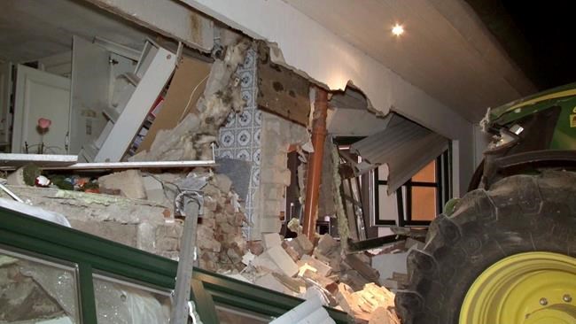 Thief in Germany drives tractor through wall, steals safe | iNFOnews.ca
