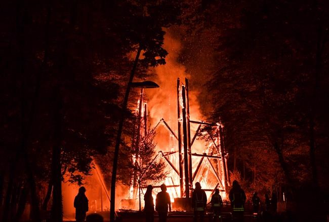 Landmark wooden tower burns down in Frankfurt | iNFOnews.ca CP1145071279