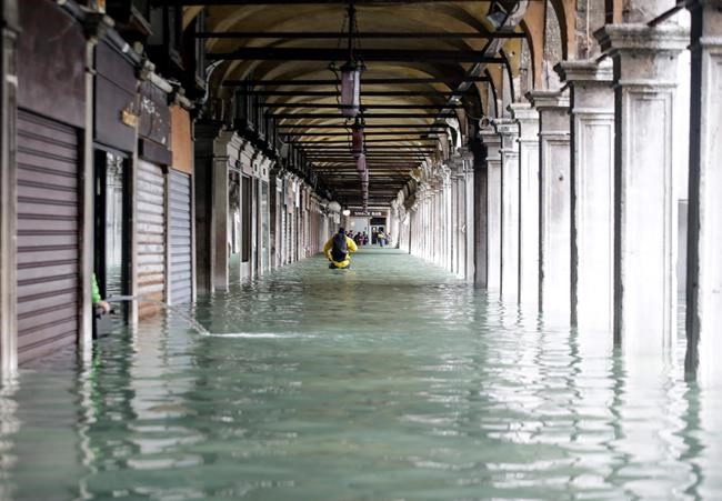 High tides surge through Venice, locals rush to protect art | iNFOnews.ca High tides surge through Venice, locals rush to protect art | iNFOnews.ca