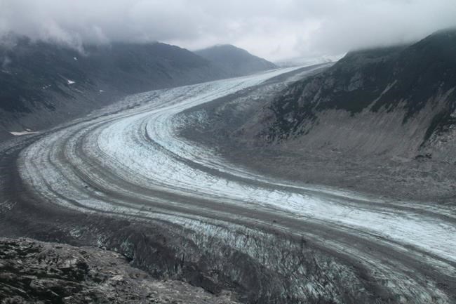 Debris in Alaska lake possibly from plane carrying 4 people | iNFOnews.ca