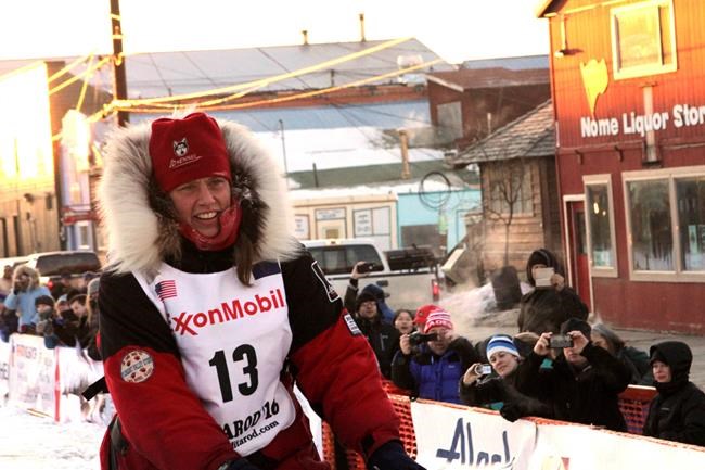 Fan favourite Aliy Zirkle leads Iditarod at halfway point | iNFOnews.ca