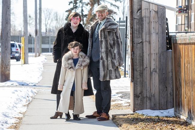 'Porchraits:' Calgary photographer capturing family moments during COVID-19 | iNFOnews.ca 'Porchraits:' Calgary photographer capturing family moments during COVID-19 | iNFOnews.ca