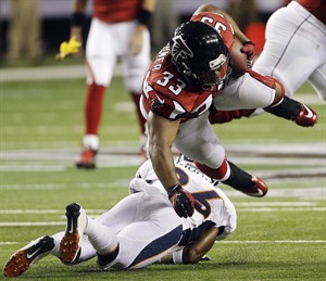 Taking advantage of 3 picks by Manning, Falcons build big lead and hold off Broncos 27-21 | iNFOnews.ca CP20152942