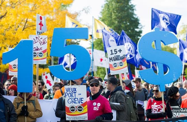 Montreal rally calls on province to increase minimum wage to $15 an hour | iNFOnews.ca