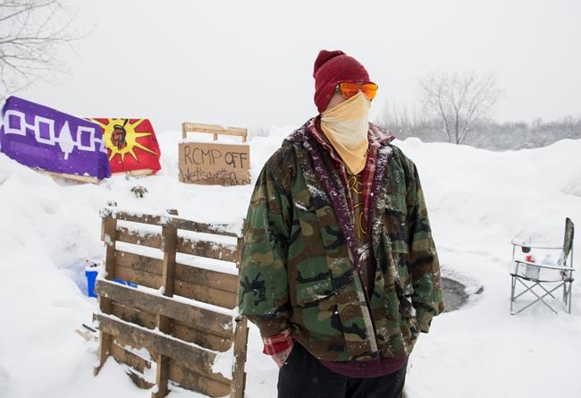 Montreal commuter train line blocked in solidarity with B.C. pipeline protest | iNFOnews.ca Montreal commuter train line blocked in solidarity with B.C. pipeline protest | iNFOnews.ca