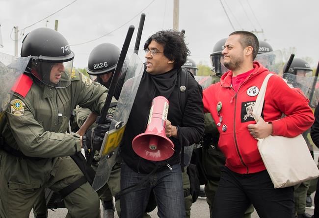 Quebec protesters block St-Bernard-de-Lacolle border crossing | iNFOnews.ca