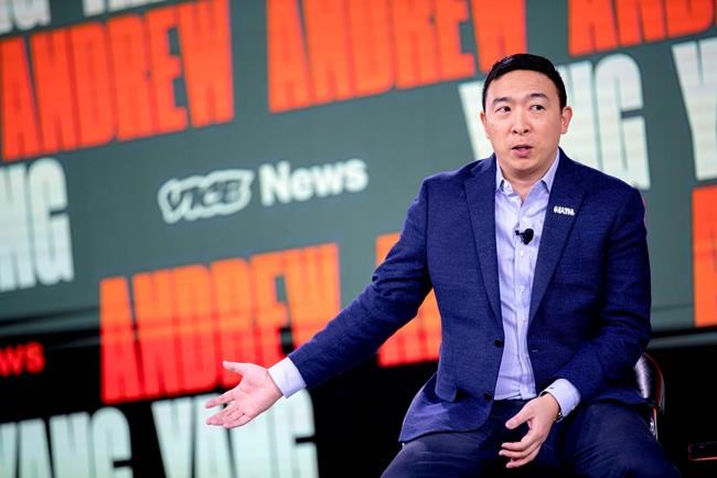 2020 Democratic contenders link arms in MLK Jr. Day march | iNFOnews.ca