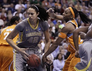 Mercury's Brittney Griner proposes to Shock's Glory Johnson, both post it on social media | iNFOnews.ca CP29516053