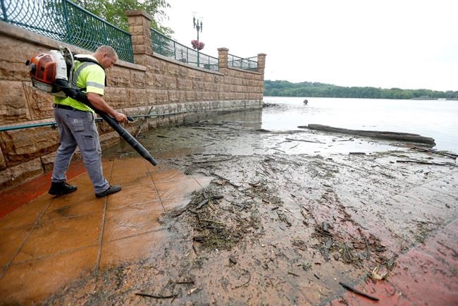 Mississippi River dropping below flood stage in Iowa | iNFOnews.ca CP1960382450