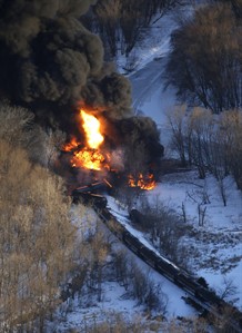 Freight train loaded with Bakken crude oil derails near Illinois city of Galena, catches fire | iNFOnews.ca Freight train loaded with Bakken crude oil derails near Illinois city of Galena, catches fire | iNFOnews.ca