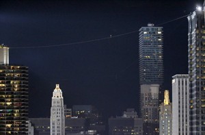 Daredevil Nik Wallenda walks tightrope between Chicago skyscrapers blindfolded | iNFOnews.ca CP30535107