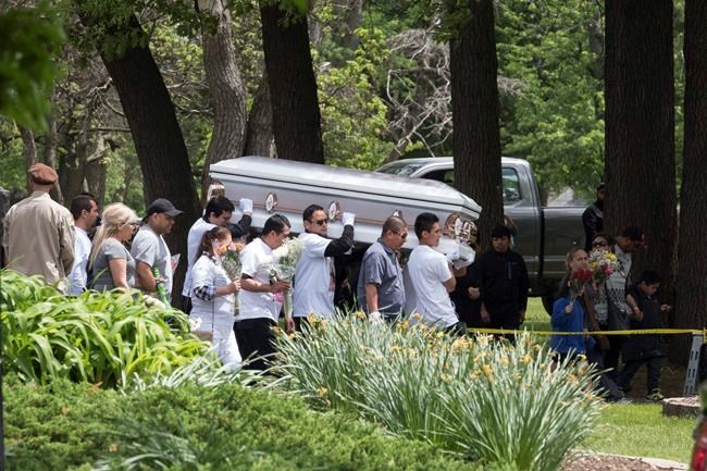 Mourners gather for Chicago woman whose baby cut from womb | iNFOnews.ca