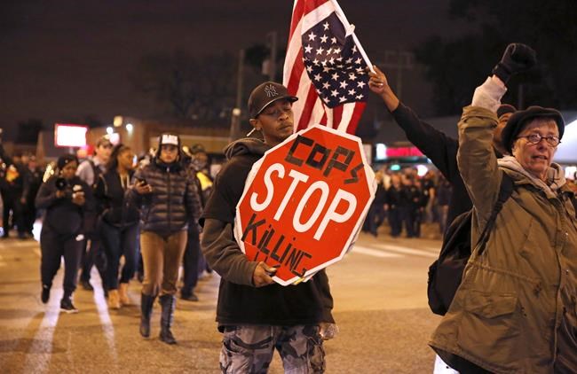Chicago police sued in fatal shooting of black man last year | iNFOnews.ca