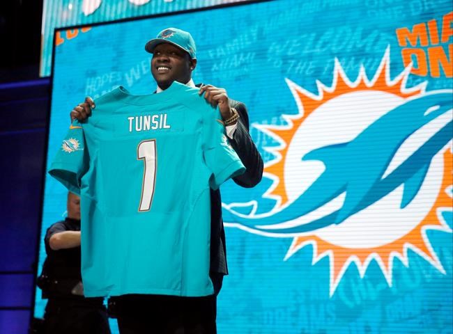 QBs Goff and Wentz soar, OT Tunsil takes bizarre tumble | iNFOnews.ca