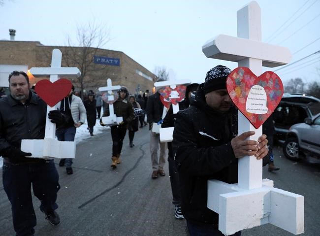 Illinois man known for white crosses makes 5 for hometown | iNFOnews.ca