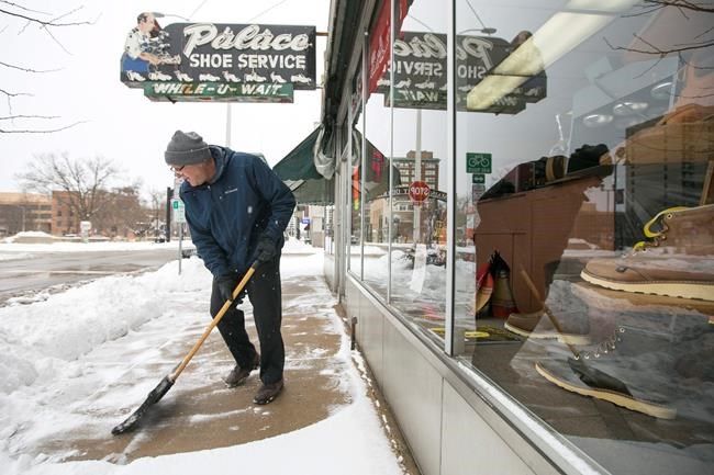 Foot of snow blankets parts of Midwest, disrupts travel | iNFOnews.ca CP199370383