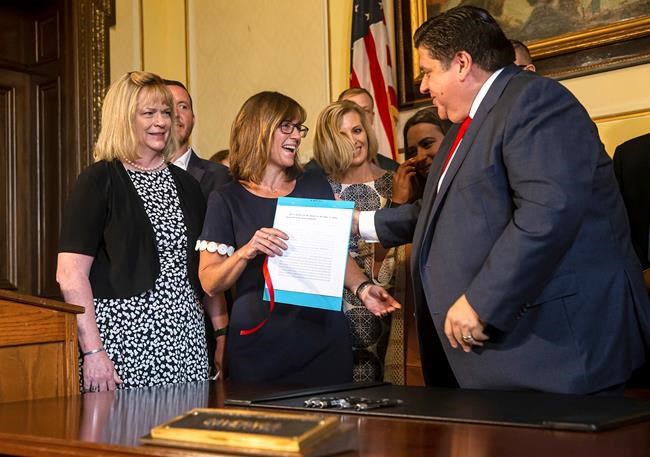 Illinois governor pardons crime of deported Army vet | iNFOnews.ca Illinois governor pardons crime of deported Army vet | iNFOnews.ca