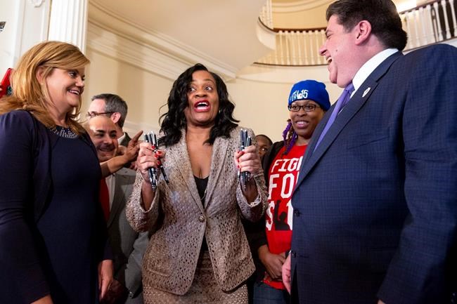 Governor signs measure to hike Illinois minimum wage to $15 | iNFOnews.ca