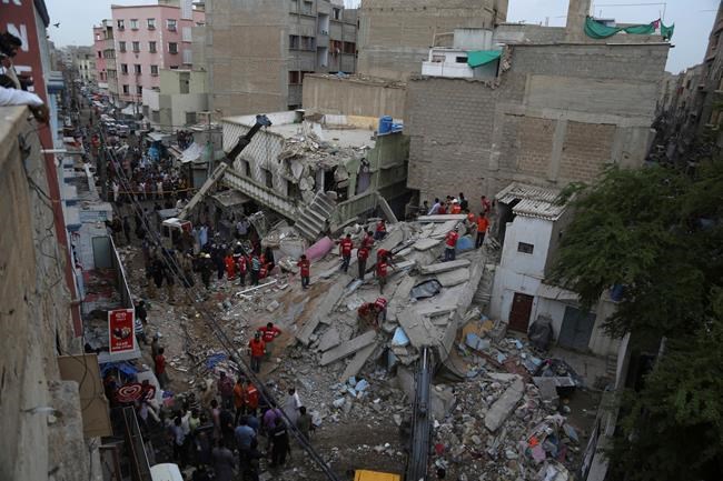 Building in Pakistan collapses, killing at least 5 residents | iNFOnews.ca