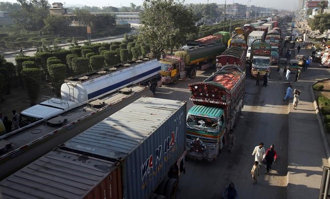 Pakistan Islamists rally on after deadly clashes with police | iNFOnews.ca
