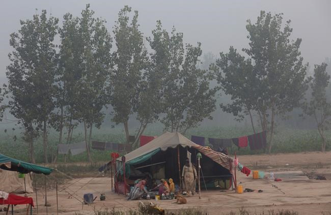 Smog blankets Pakistan, India, causing accidents, illness | iNFOnews.ca Smog blankets Pakistan, India, causing accidents, illness | iNFOnews.ca