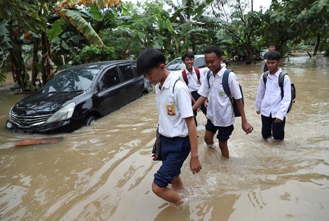 Thousands caught in floods in Indonesia's sinking capital | iNFOnews.ca Thousands caught in floods in Indonesia's sinking capital | iNFOnews.ca
