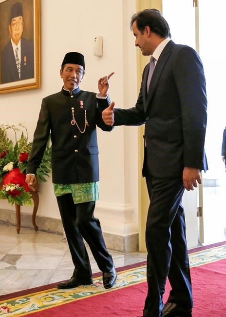 Qatar's leader urges end to trade embargo, calls for talks | iNFOnews.ca