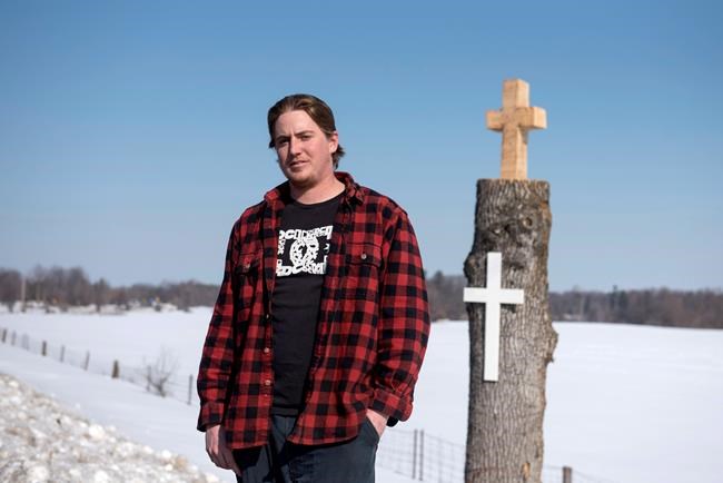 Ottawa family overwhelmed after stranger saves memorial on tree slated for removal | iNFOnews.ca