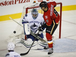 Calgary loses momentum after failing to convert on early power-play | iNFOnews.ca CP30215466