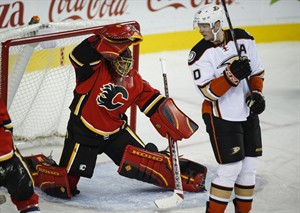 Jonas Hiller stands tall as Flames rally to 4-3 shootout win over Ducks | iNFOnews.ca CP30764732