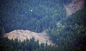 Crews resume search for four believed to be buried in B.C. landslide | iNFOnews.ca CP19424695