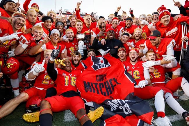 Calgary Dinos advance to Vanier Cup by downing McMaster in Mitchell Bowl | iNFOnews.ca