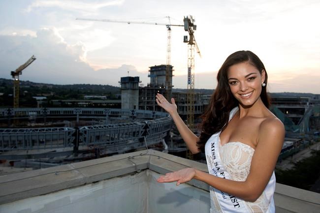 Outcry at Miss South Africa's gloves in greeting black kids | iNFOnews.ca Outcry at Miss South Africa's gloves in greeting black kids | iNFOnews.ca