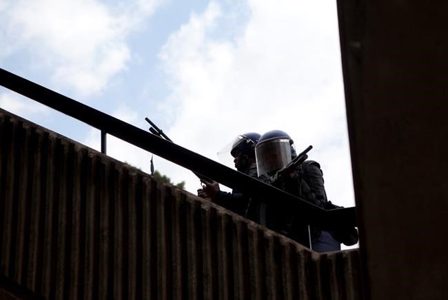 South African police fight students demanding free education | iNFOnews.ca