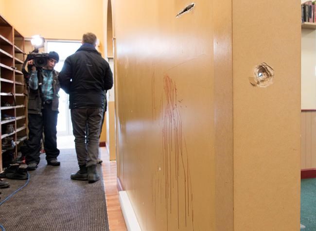 Blood-spattered Quebec mosque opens doors after weekend shooting | iNFOnews.ca