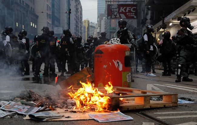 Protests, clashes as bid to block Hong Kong mask ban fails | iNFOnews.ca