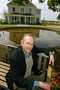 US poet laureate and Pulitzer winner Philip Levine, who celebrated workers, dies at age 87 | iNFOnews.ca