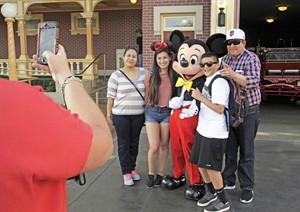 AP Exclusive: Disney gave wording suggestions to health officials during measles outbreak | iNFOnews.ca CP31874855