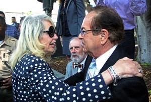 Clippers owner Donald Sterling loses in court, judge allows $2B team sale to ex-Microsoft CEO | iNFOnews.ca CP29289541