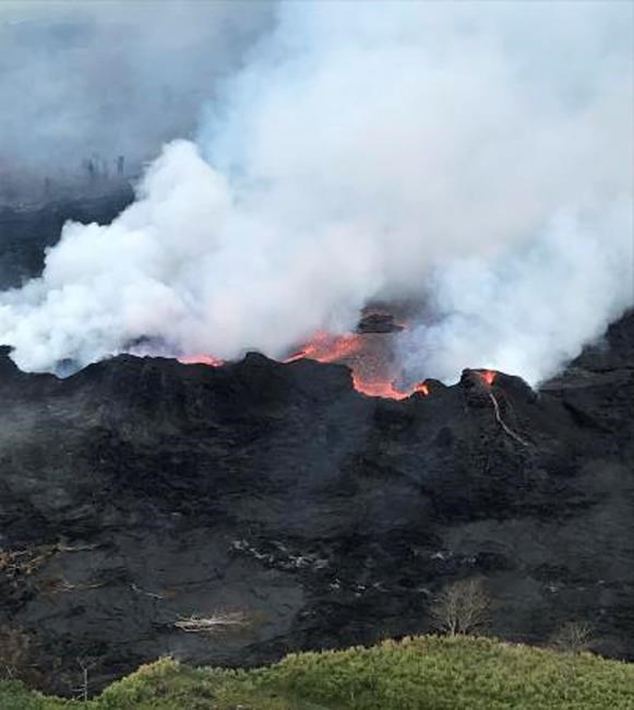 Hawaii lava crosses key highway, destroys utility poles | iNFOnews.ca