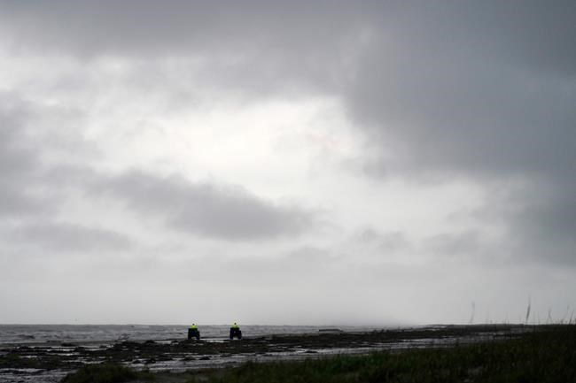 No response as divers knock on capsized ship hull | iNFOnews.ca No response as divers knock on capsized ship hull | iNFOnews.ca