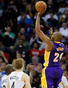 Kobe Bryant's torn rotator cuff to be re-examined Monday before deciding his plan with Lakers | iNFOnews.ca